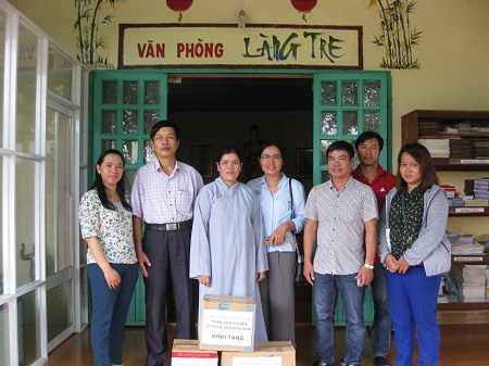 Thăm và trao quà cho Trung Tâm Nhân Đạo Làng Tre