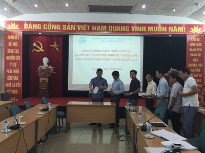 Quyên góp ủng hộ đồng bào bị thiệt hại do mưa lũ tại Miền Trung