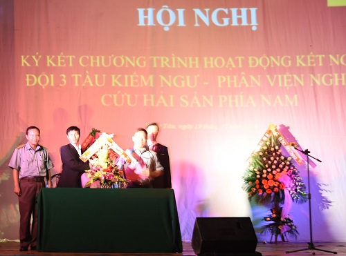 Lễ kết nghĩa và giao lưu văn nghệ, thể thao giữa Phân Viện nghiên cứu Hải sản phía Nam với đội 3 tàu kiểm ngư thuộc Chị đội Kiểm ngư số 2