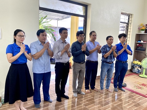 Thăm hỏi, tặng quà gia đình Liệt sỹ người có công với cách mạng nhân ngày Thương binh, liệt sỹ 27/7