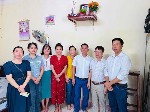 Thăm hỏi, tặng quà gia đình Liệt sỹ người có công với cách mạng nhân ngày Thương binh, liệt sỹ 27/7