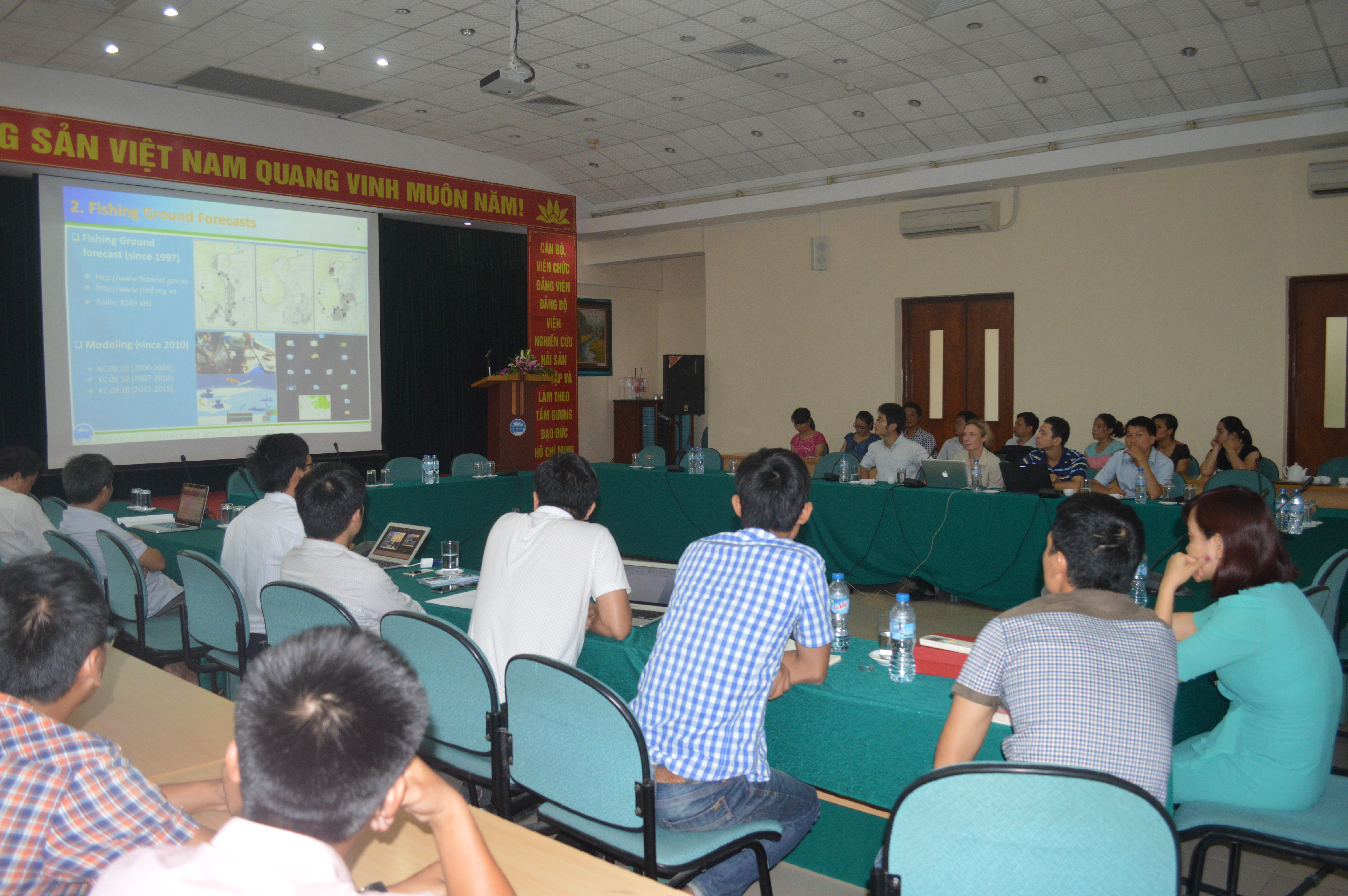 Chuyên gia Hoa Kỳ đến thăm và làm việc với Viện.