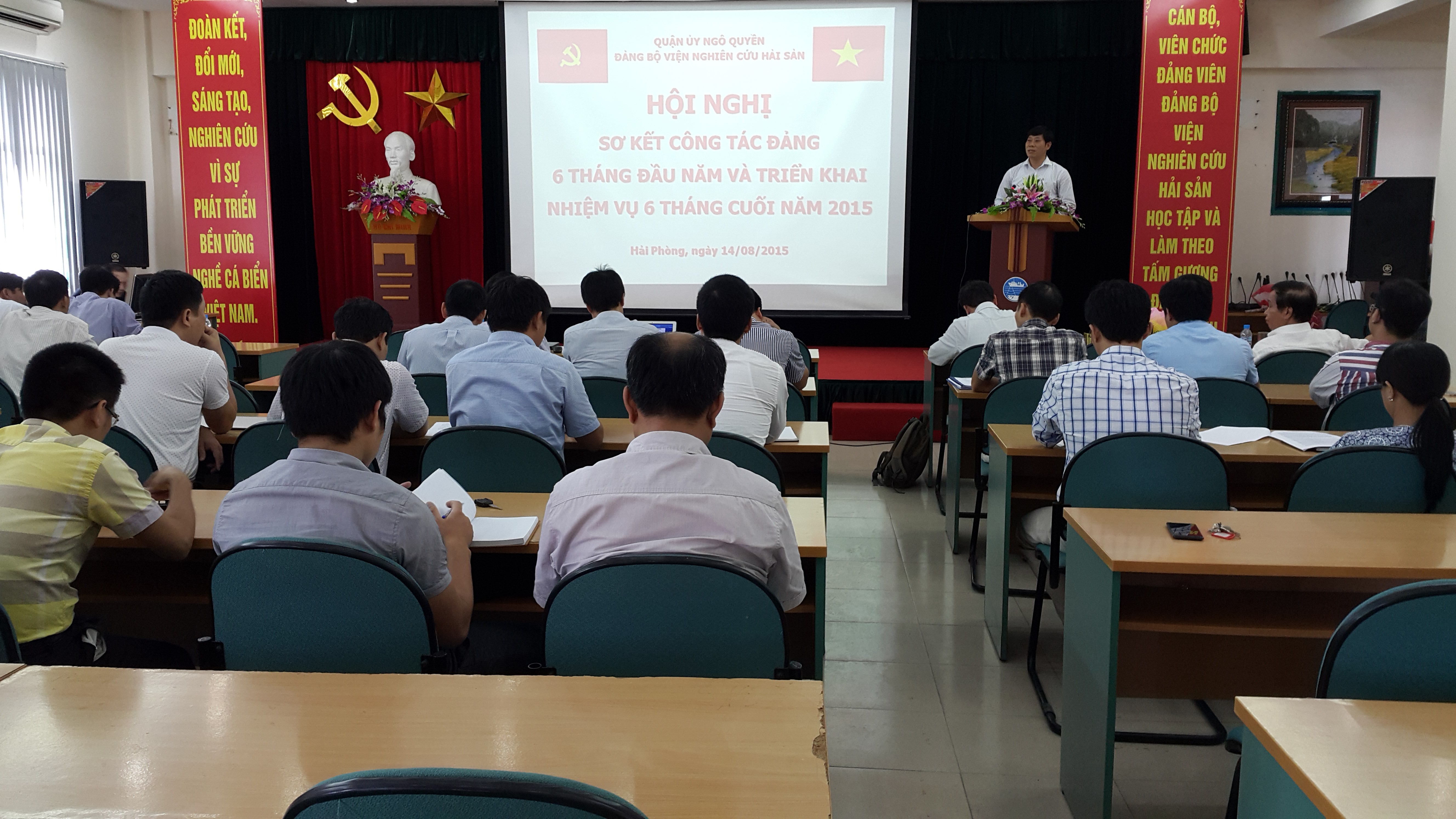 Hội nghị Sơ kết công tác Đảng 6 tháng đầu năm 2015 và Lễ trao tặng Huy hiệu Đảng