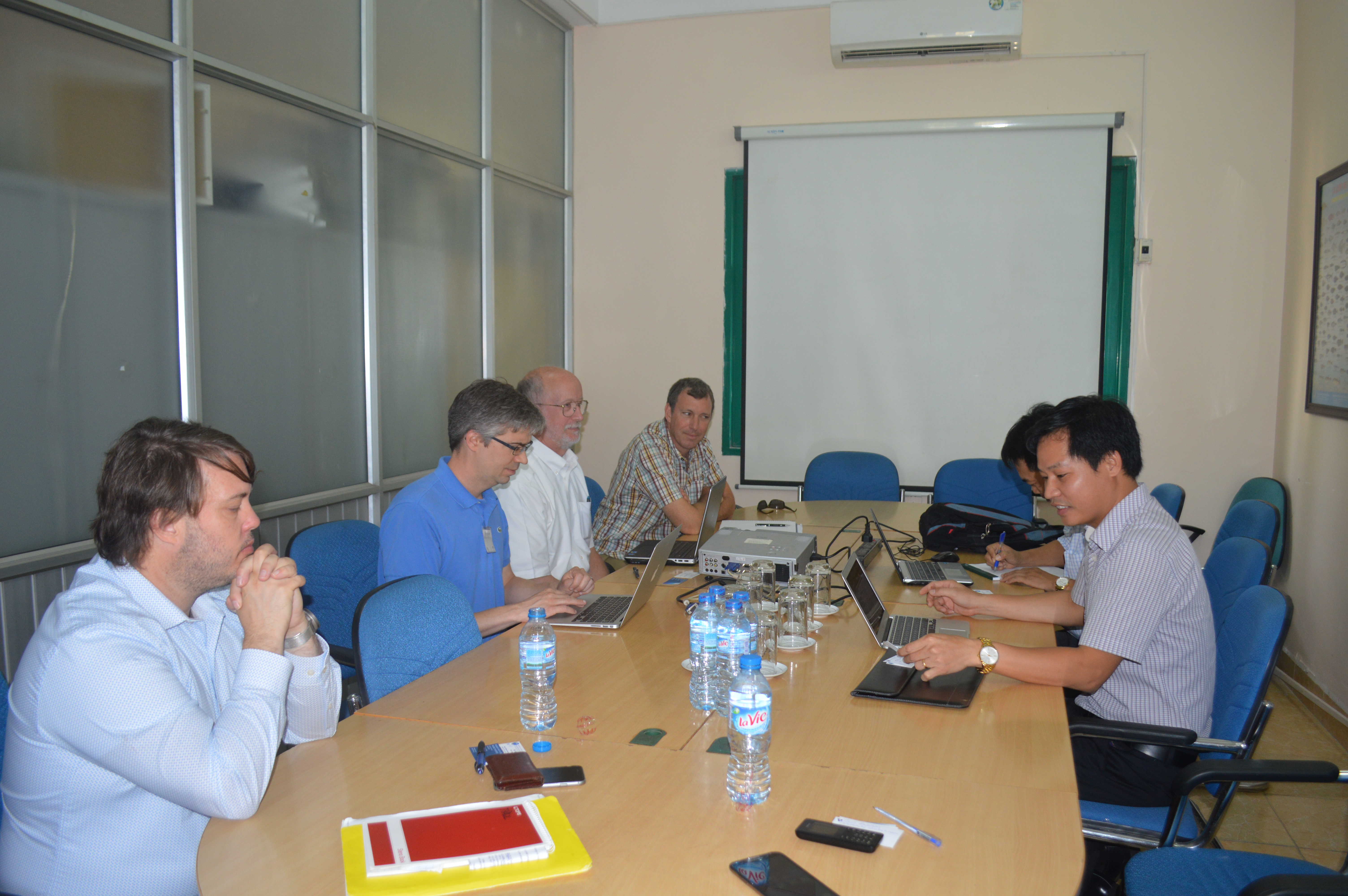 Đoàn công tác Cục Quản lý Đại dương và Khí quyển Hoa Kỳ đến thăm và làm việc với Viện